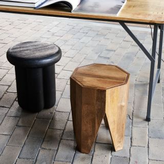 🌿 Přineste do svého domova přírodní teplo Okta stoleček od House Doctor! S jeho osmiúhelníkovým designem z mangového dřeva...