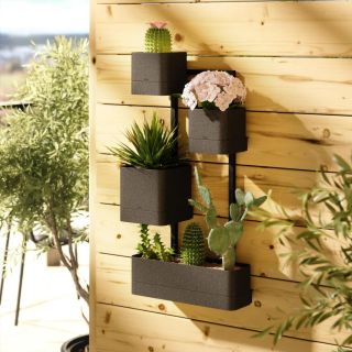 🌿✨ Hledáte způsob, jak přidat trochu zeleně do svého domova? Designový květináč Umbra Cubiko je perfektní volbou....